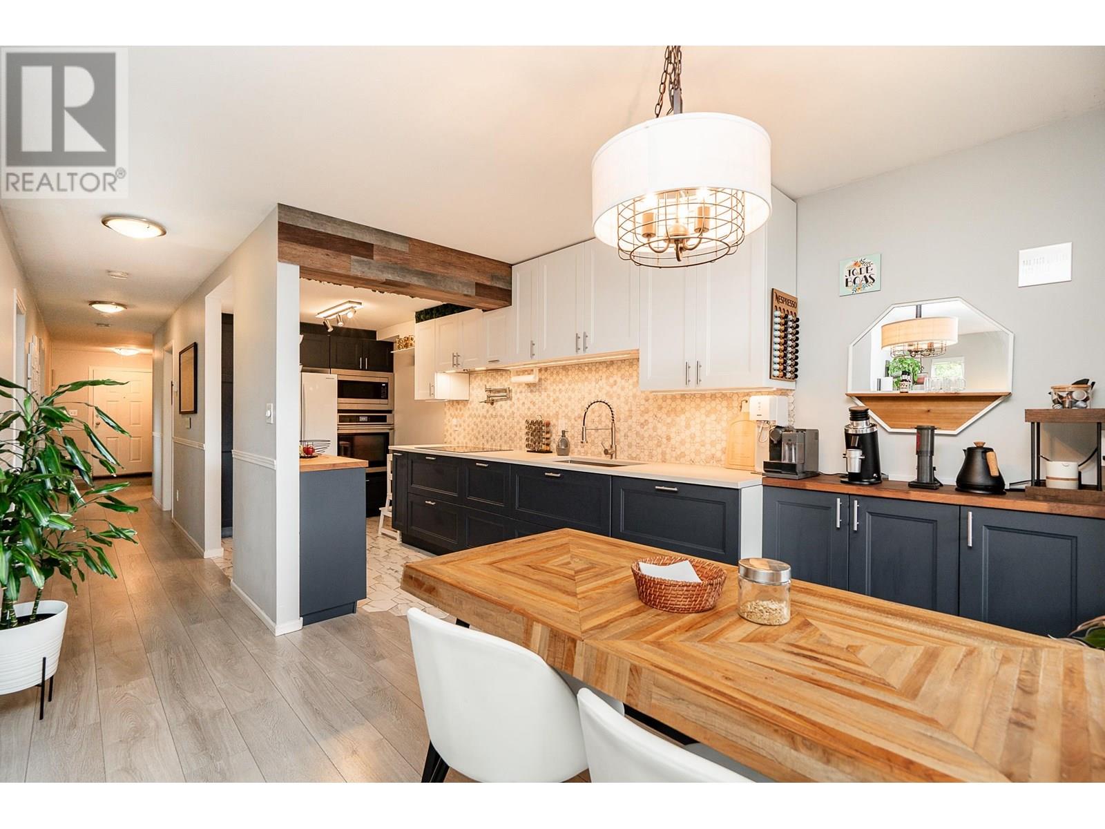 Photo 1 of 301 7465 Sandborne Avenue, Burnaby BC