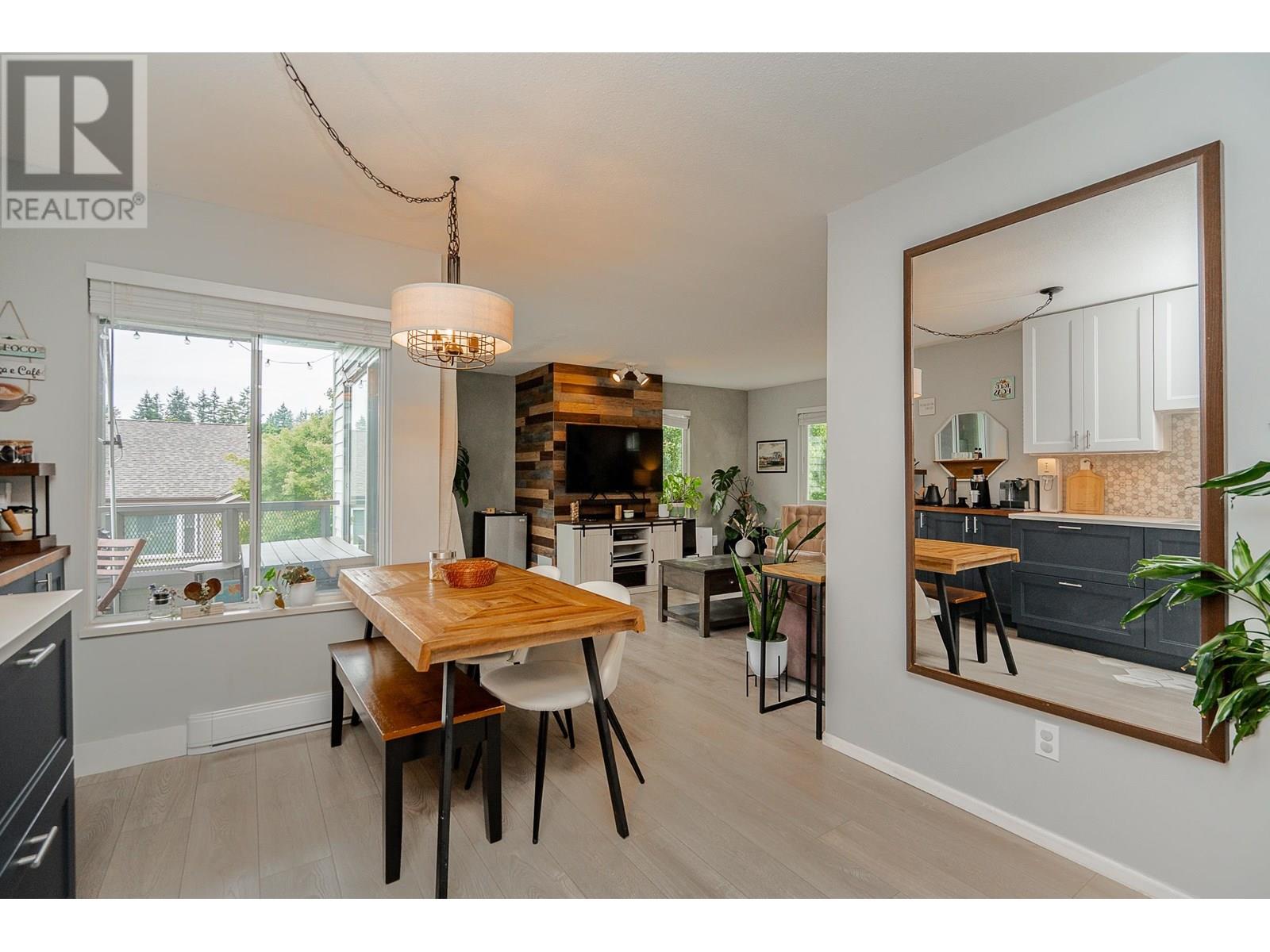 Photo 10 of 301 7465 Sandborne Avenue, Burnaby BC