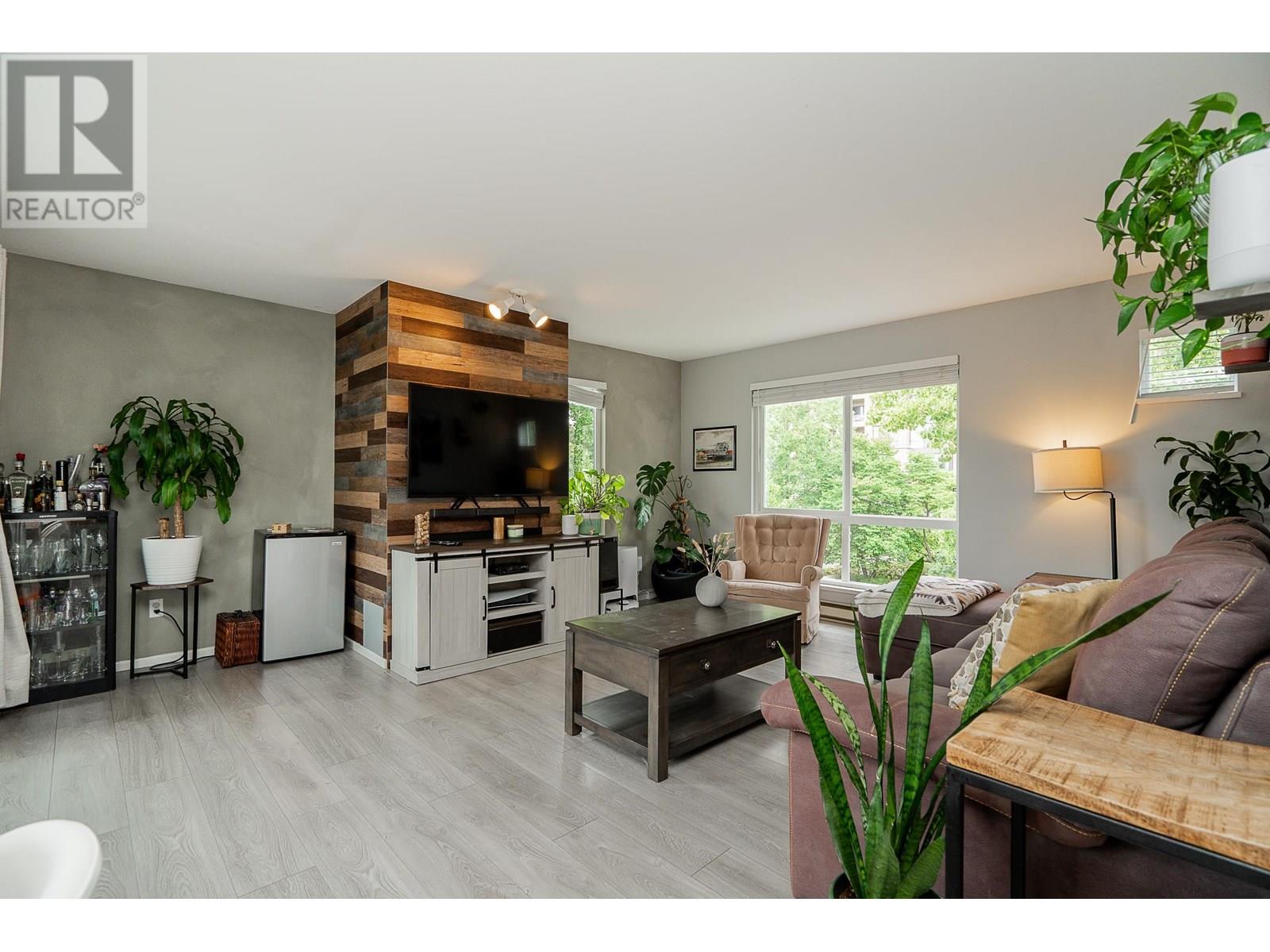 Photo 11 of 301 7465 Sandborne Avenue, Burnaby BC