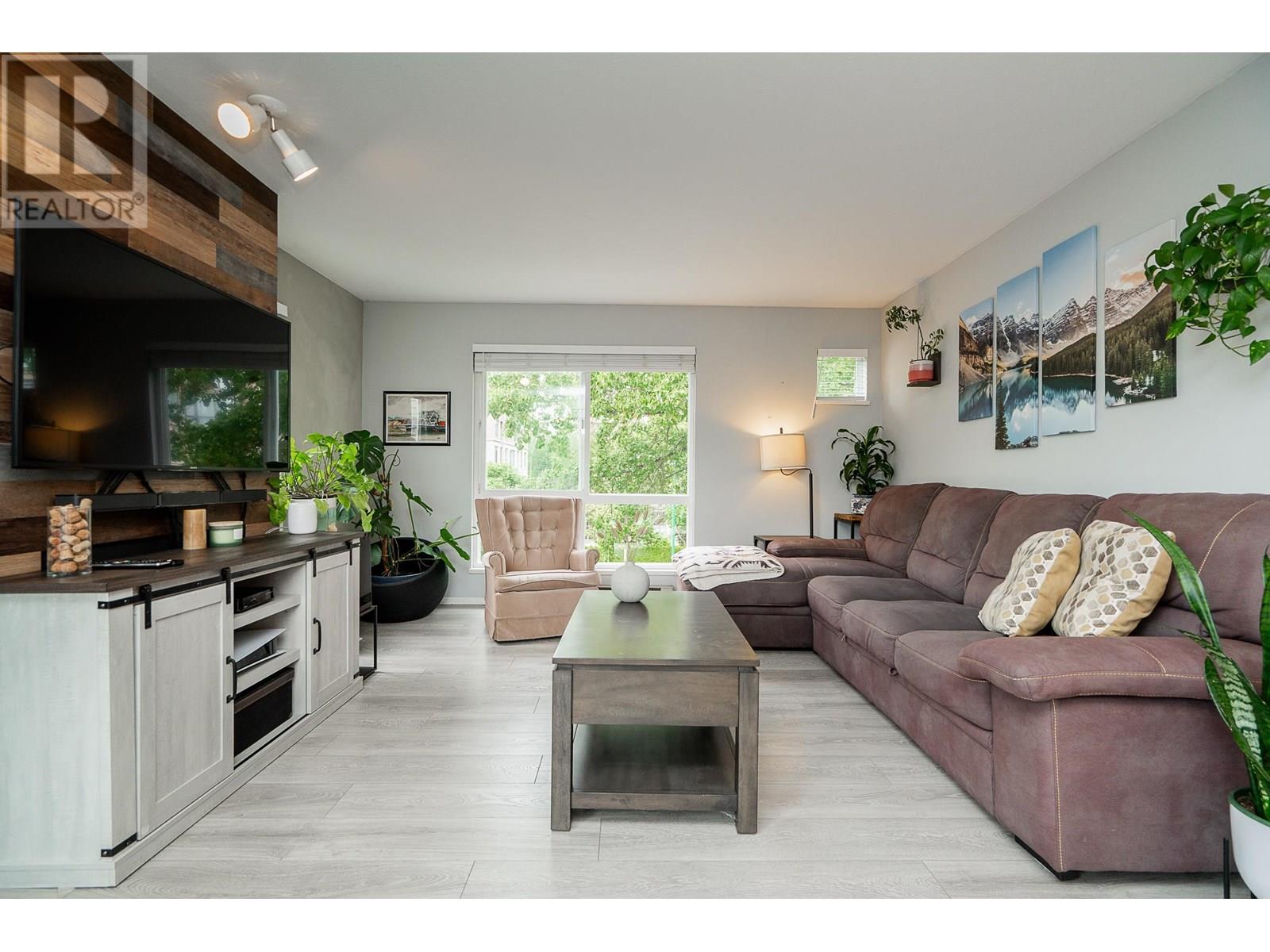 Photo 12 of 301 7465 Sandborne Avenue, Burnaby BC
