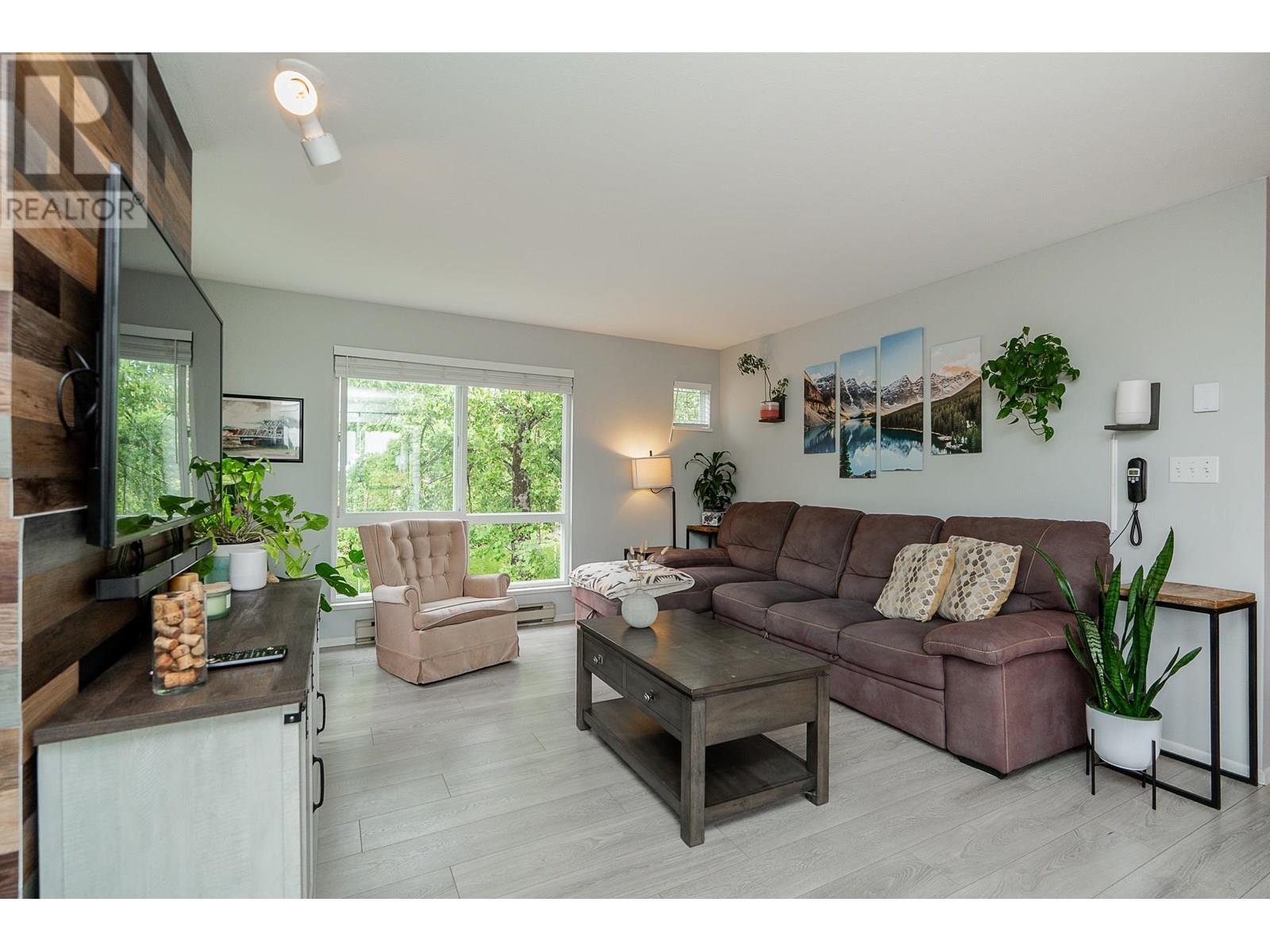 Photo 13 of 301 7465 Sandborne Avenue, Burnaby BC