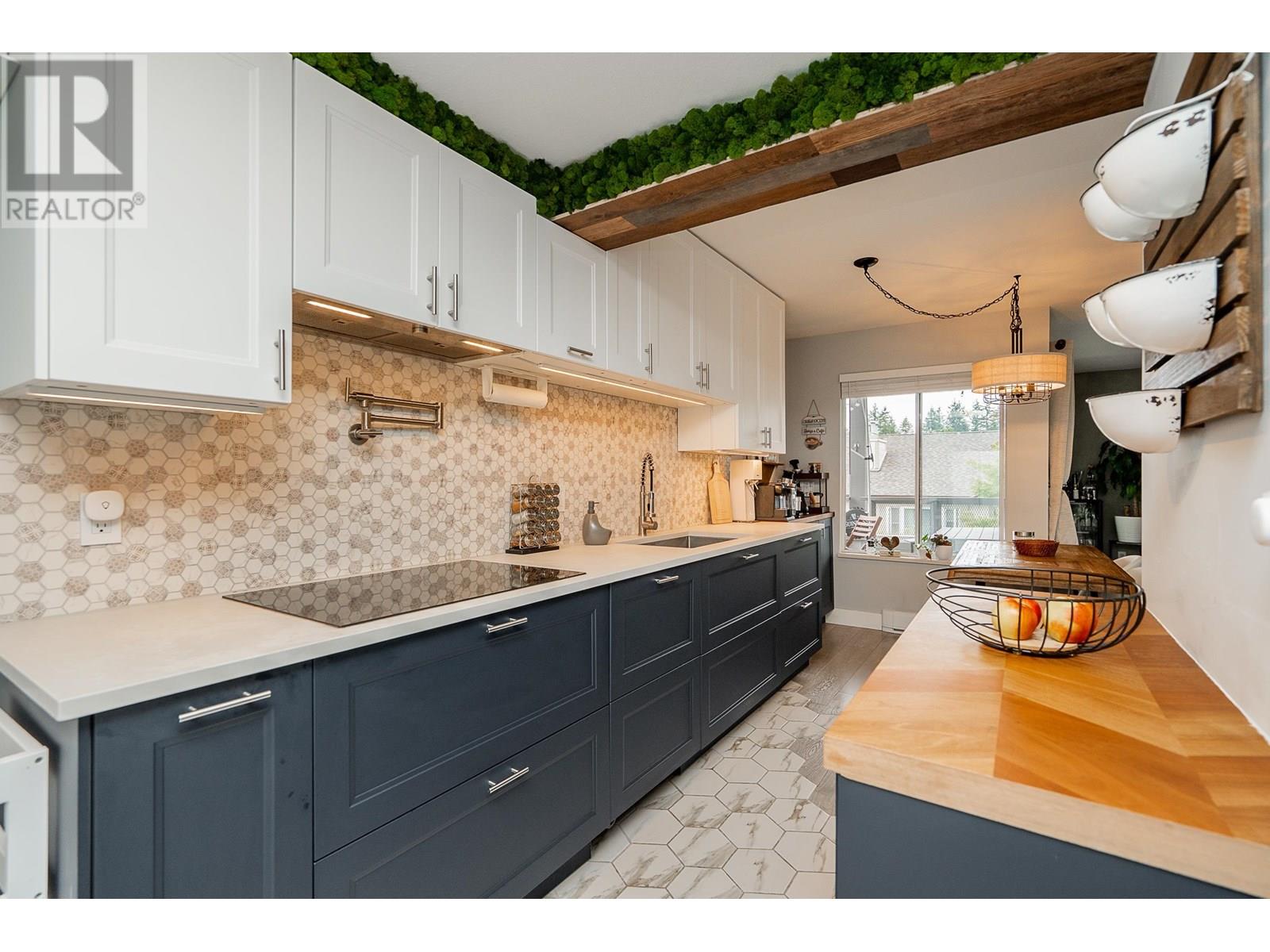 Photo 3 of 301 7465 Sandborne Avenue, Burnaby BC
