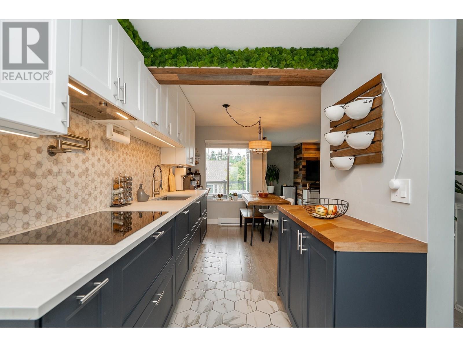 Photo 4 of 301 7465 Sandborne Avenue, Burnaby BC