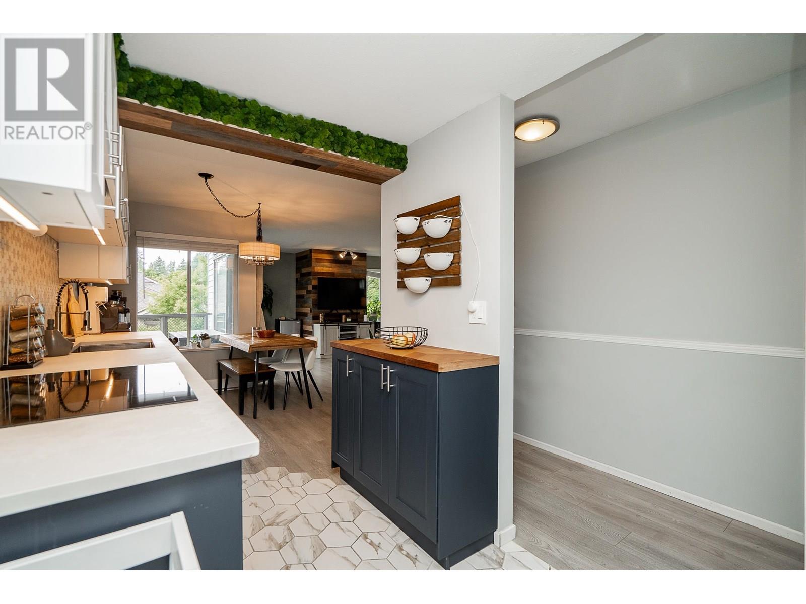 Photo 5 of 301 7465 Sandborne Avenue, Burnaby BC