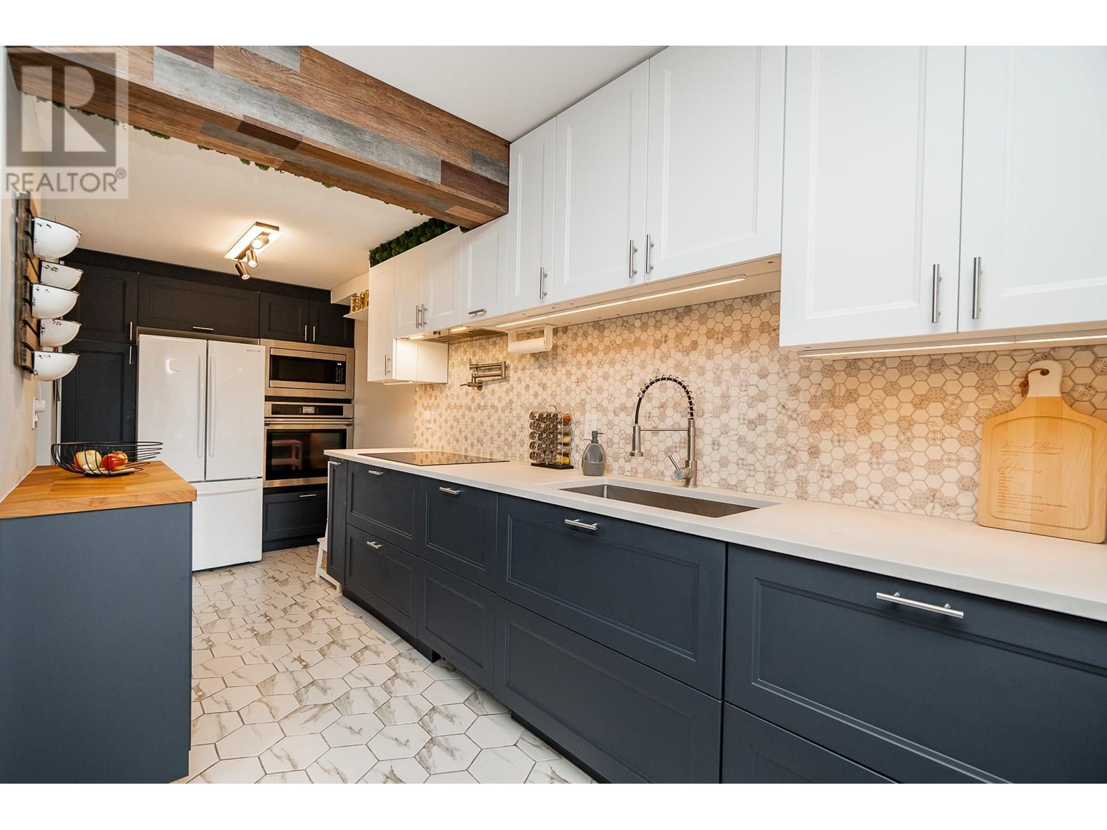 Photo 6 of 301 7465 Sandborne Avenue, Burnaby BC
