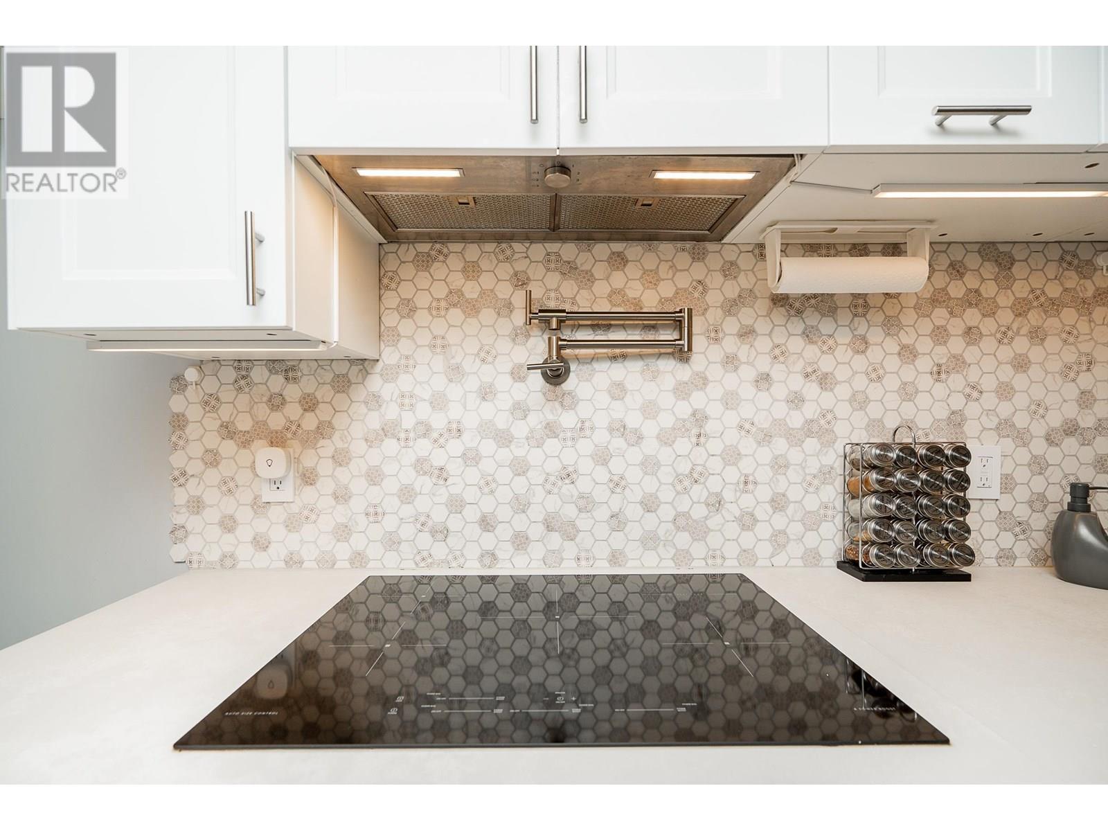 Photo 8 of 301 7465 Sandborne Avenue, Burnaby BC