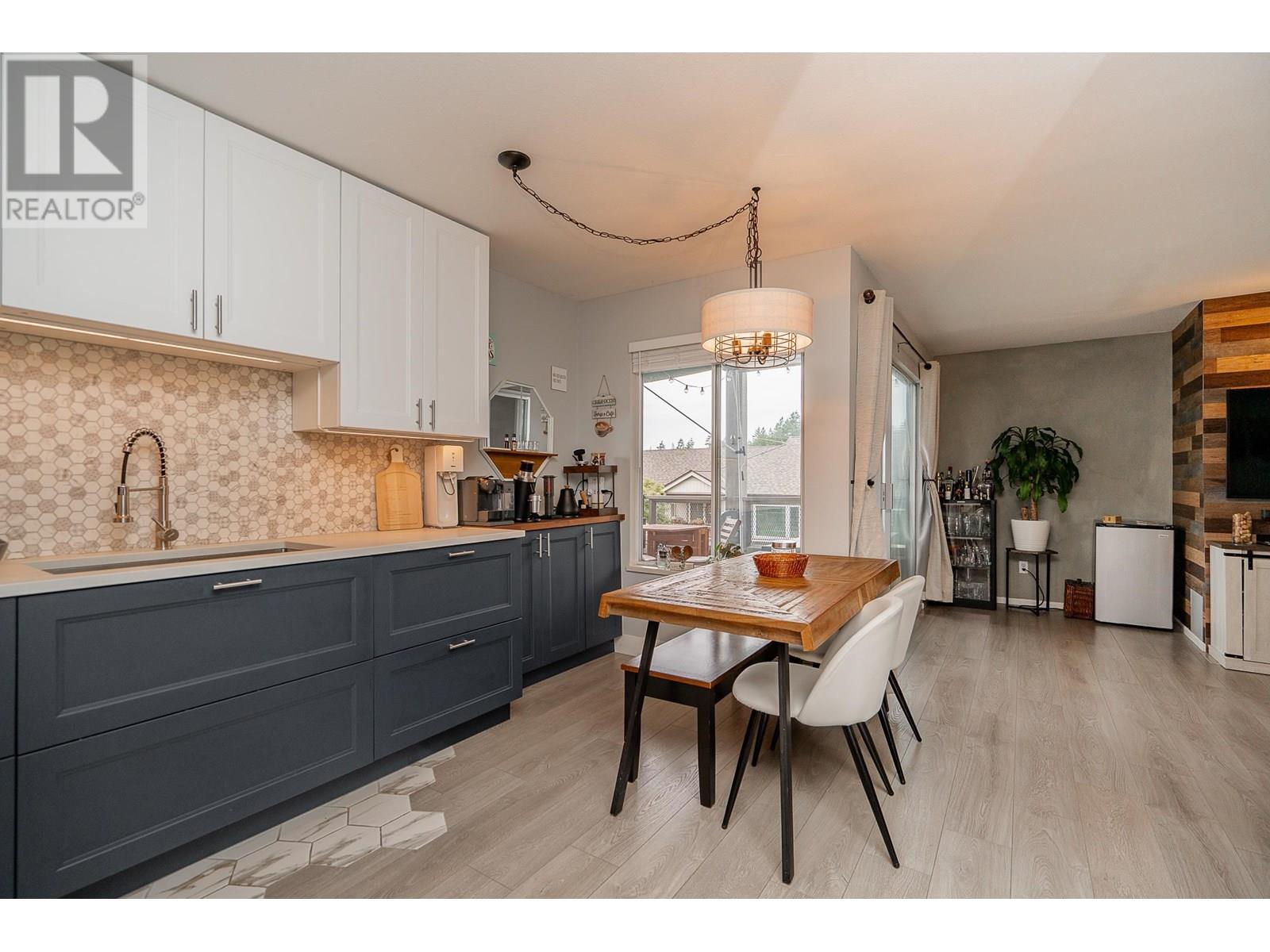 Photo 9 of 301 7465 Sandborne Avenue, Burnaby BC