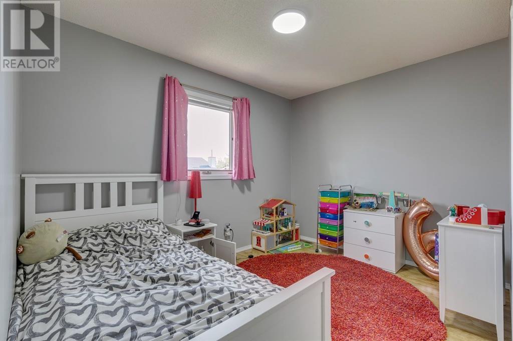 Single Family House 4 Level for Sale in  Hawkville Close NW Hawkwood Calgary 