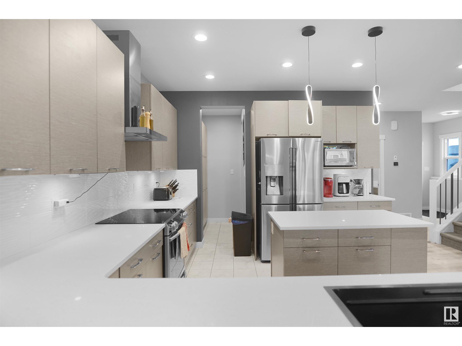 Photo 11 of 811 35 Av Nw, Edmonton AB