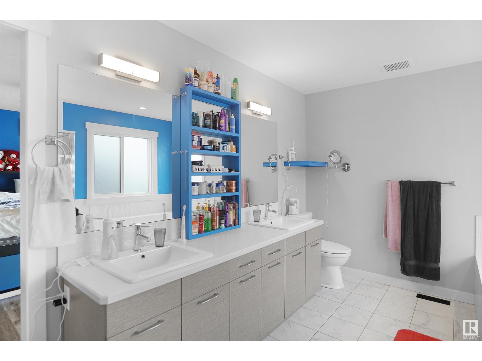 Photo 3 of 811 35 Av Nw, Edmonton AB
