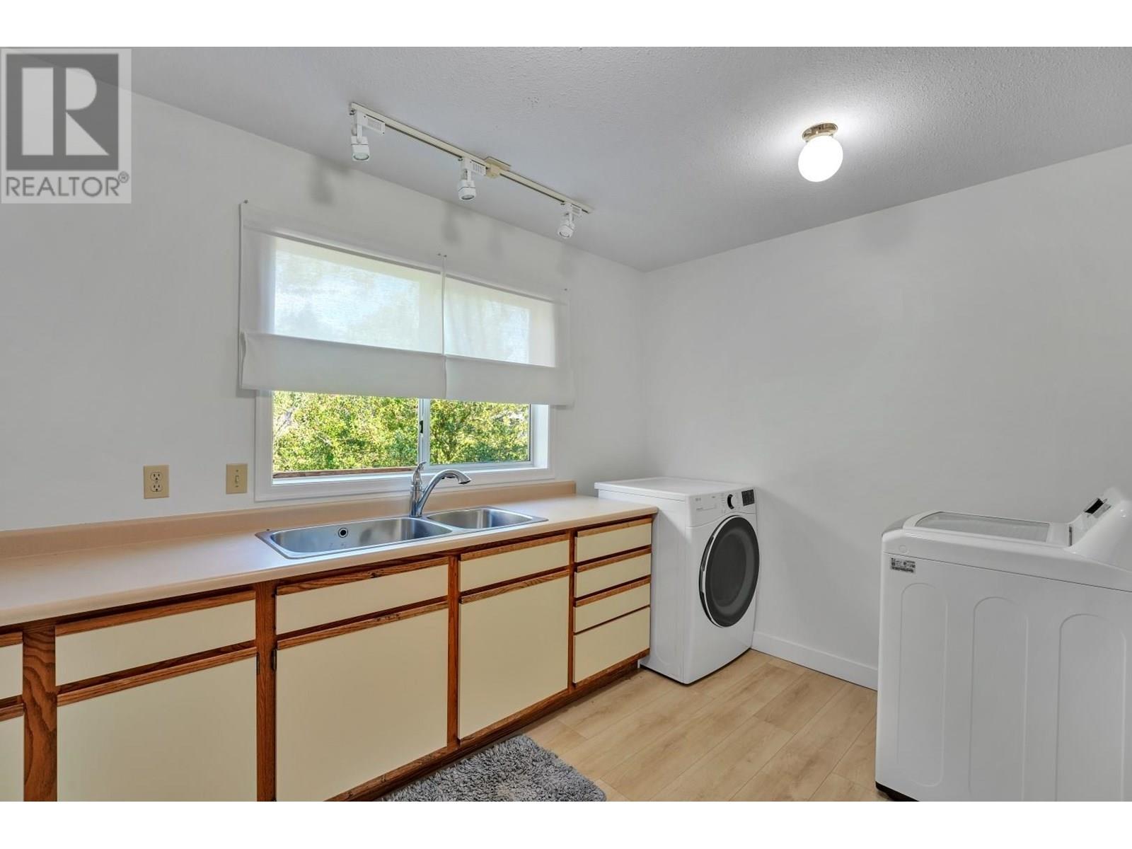 5504 DERBY ROAD, Sechelt