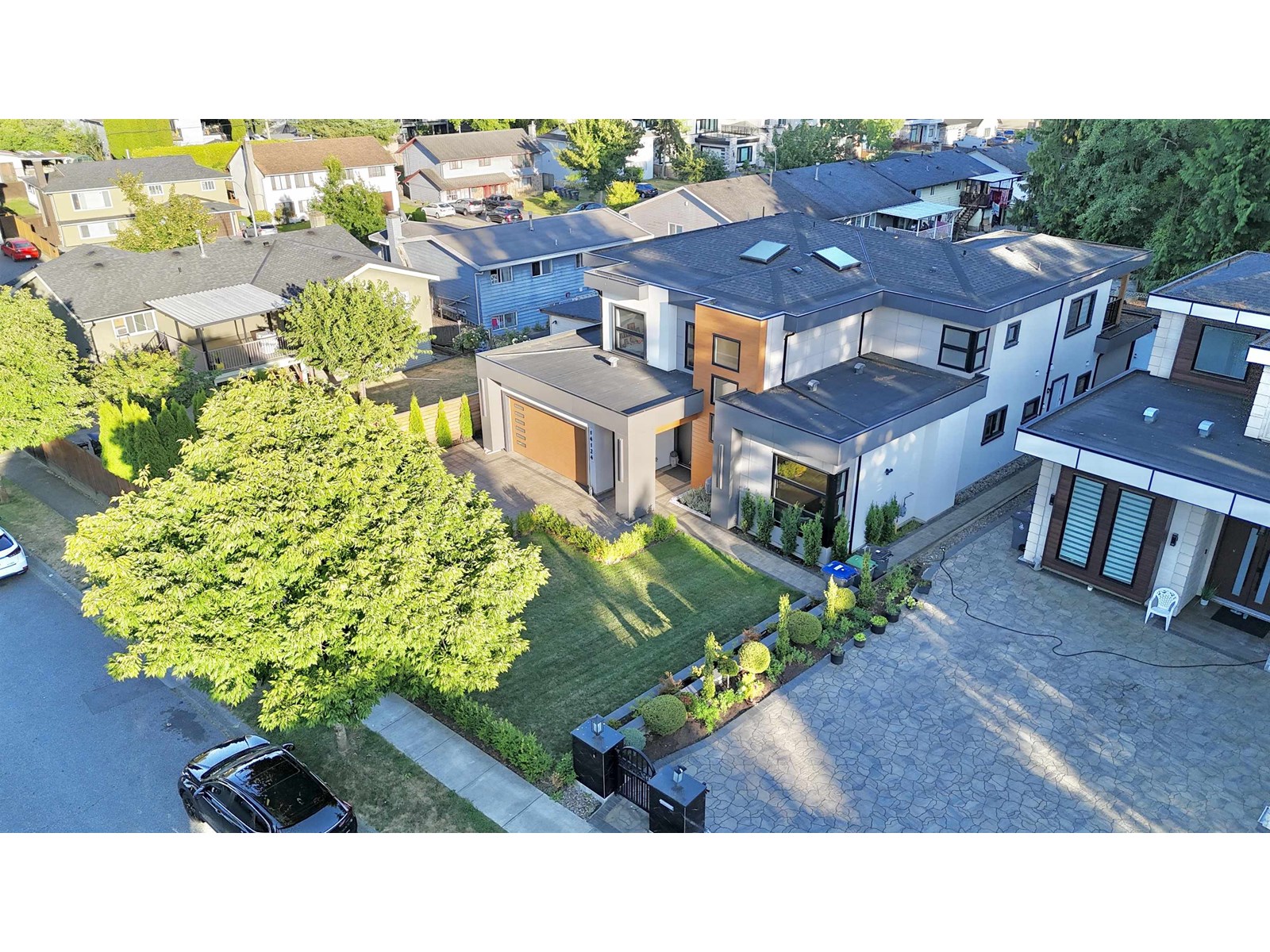 Photo 4 of 14124 71 Avenue, Surrey BC