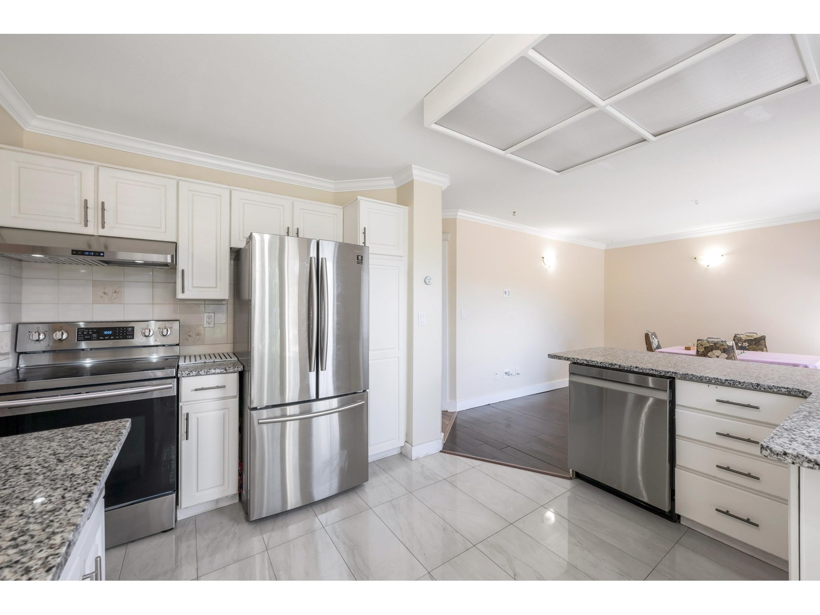 Photo 9 of 111 15153 98 Avenue, Surrey BC