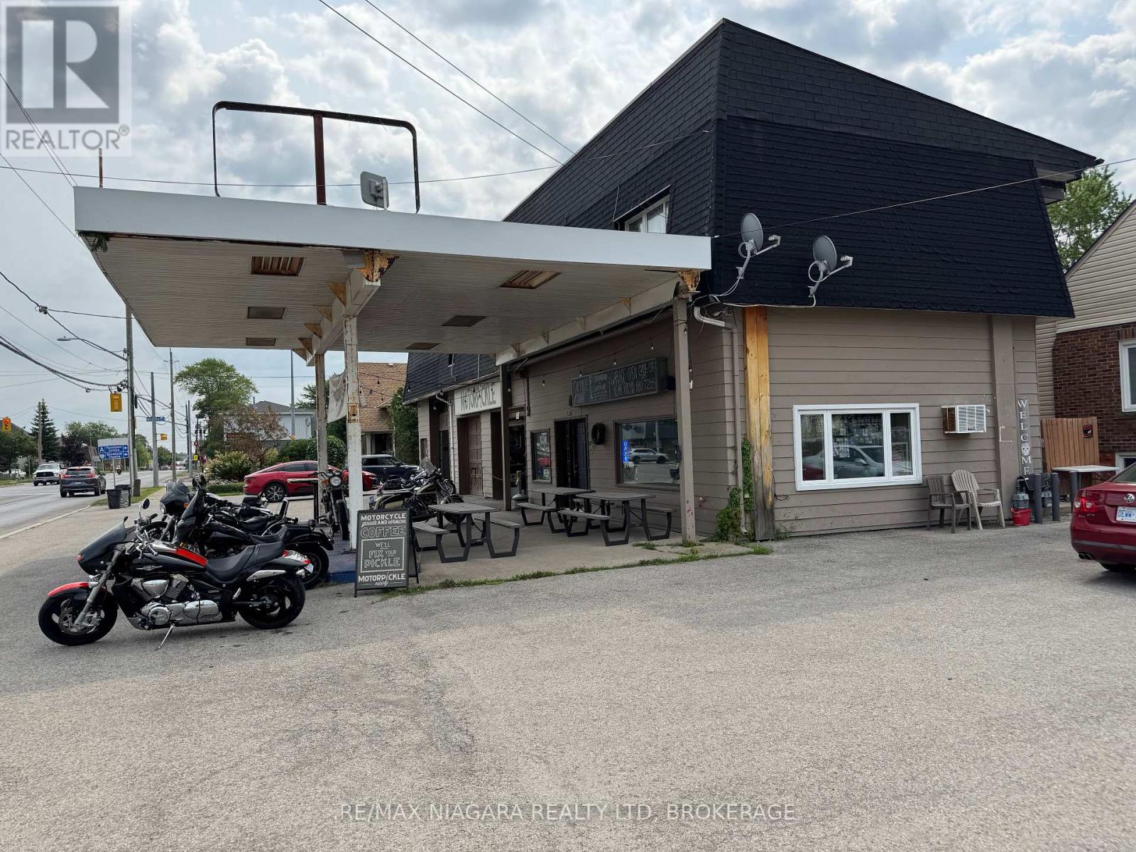 Photo 2 of 496 Main Street W, Port Colborne ON
