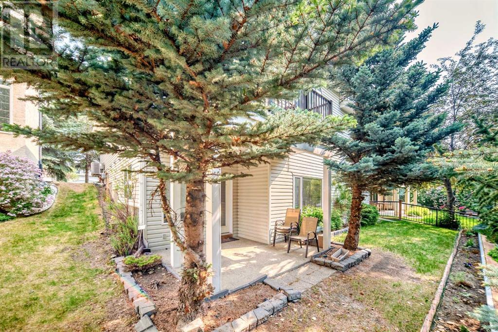 Single Family House Bungalow for Sale in  Simcoe Gate SW Signal Hill Calgary 