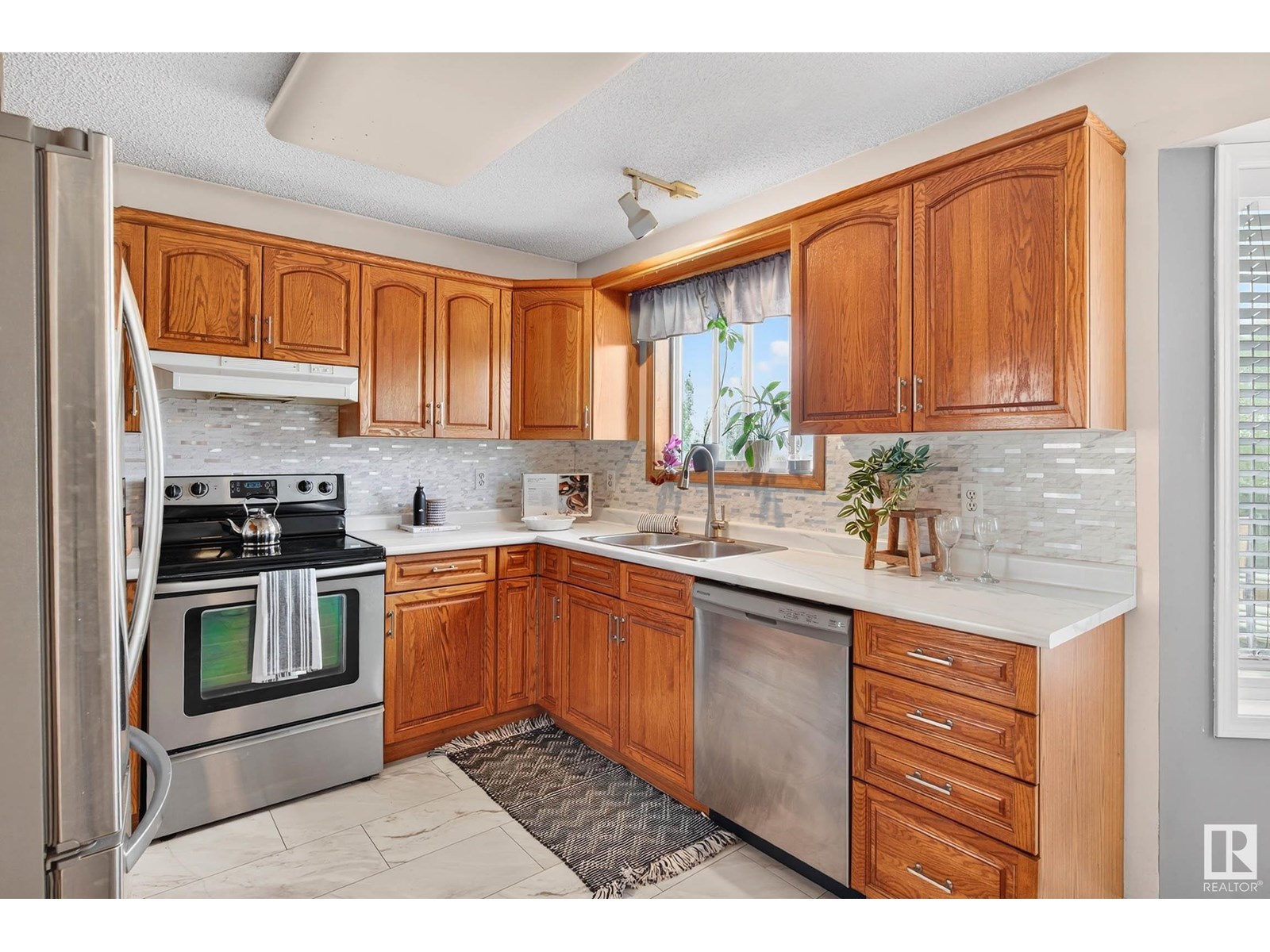 Photo 17 of 1079 Jones Cr Nw, Edmonton AB