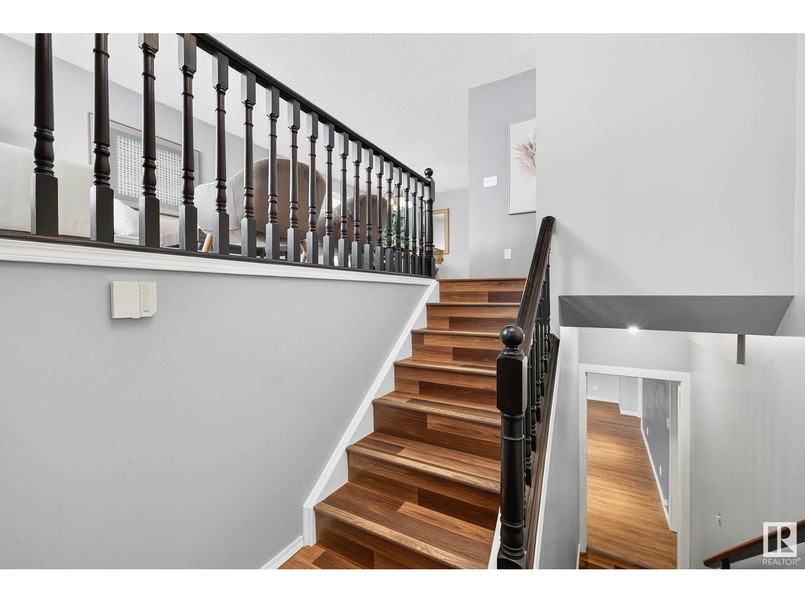Photo 2 of 1079 Jones Cr Nw, Edmonton AB
