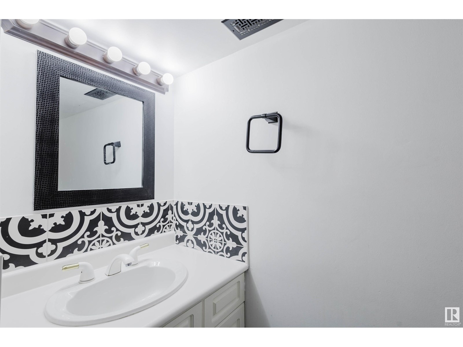 Photo 20 of 11452 39 Av Nw, Edmonton AB