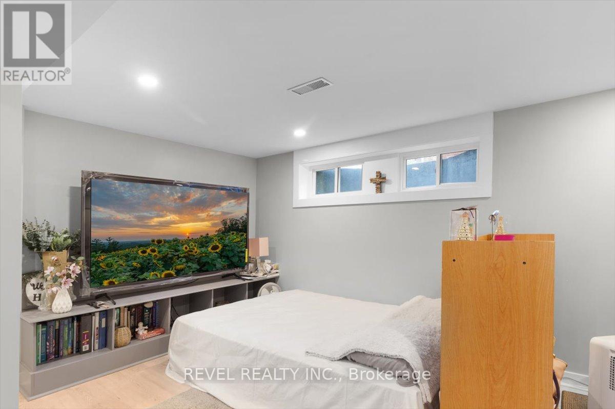 Photo 19 of 233 Normanhurst Avenue, Hamilton ON