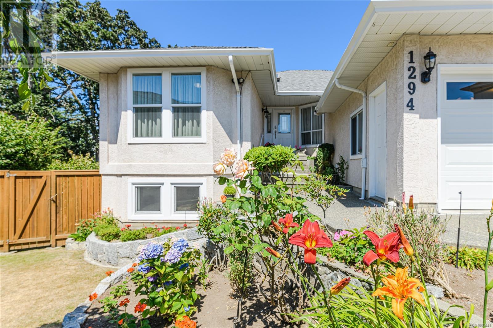 Photo 3 of 1294 Carmichael Crt, Saanich BC