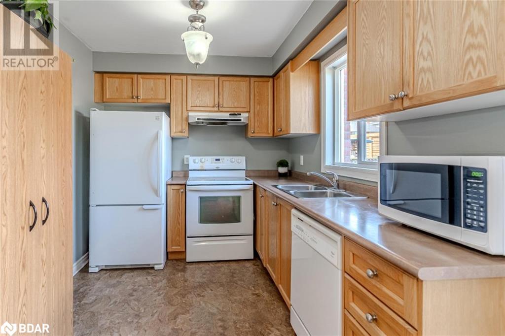 Photo 9 of 2 Northview Crescent, Barrie ON