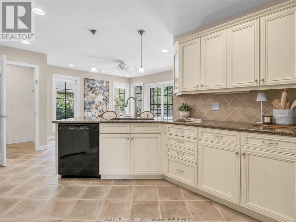 Photo 11 of 30 Cabana Road East, Windsor ON