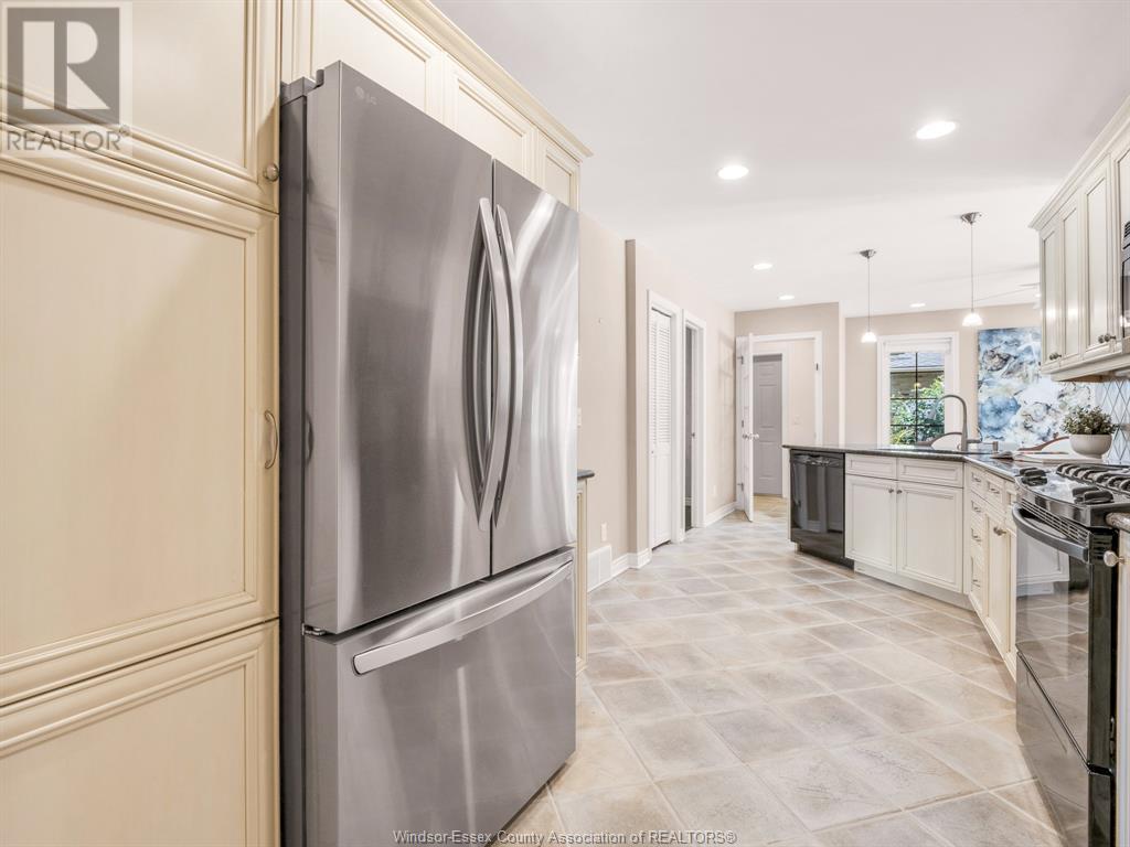 Photo 13 of 30 Cabana Road East, Windsor ON