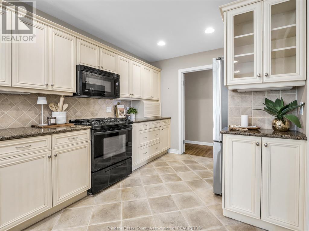 Photo 12 of 30 Cabana Road East, Windsor ON