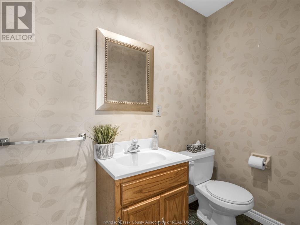 Photo 22 of 30 Cabana Road East, Windsor ON
