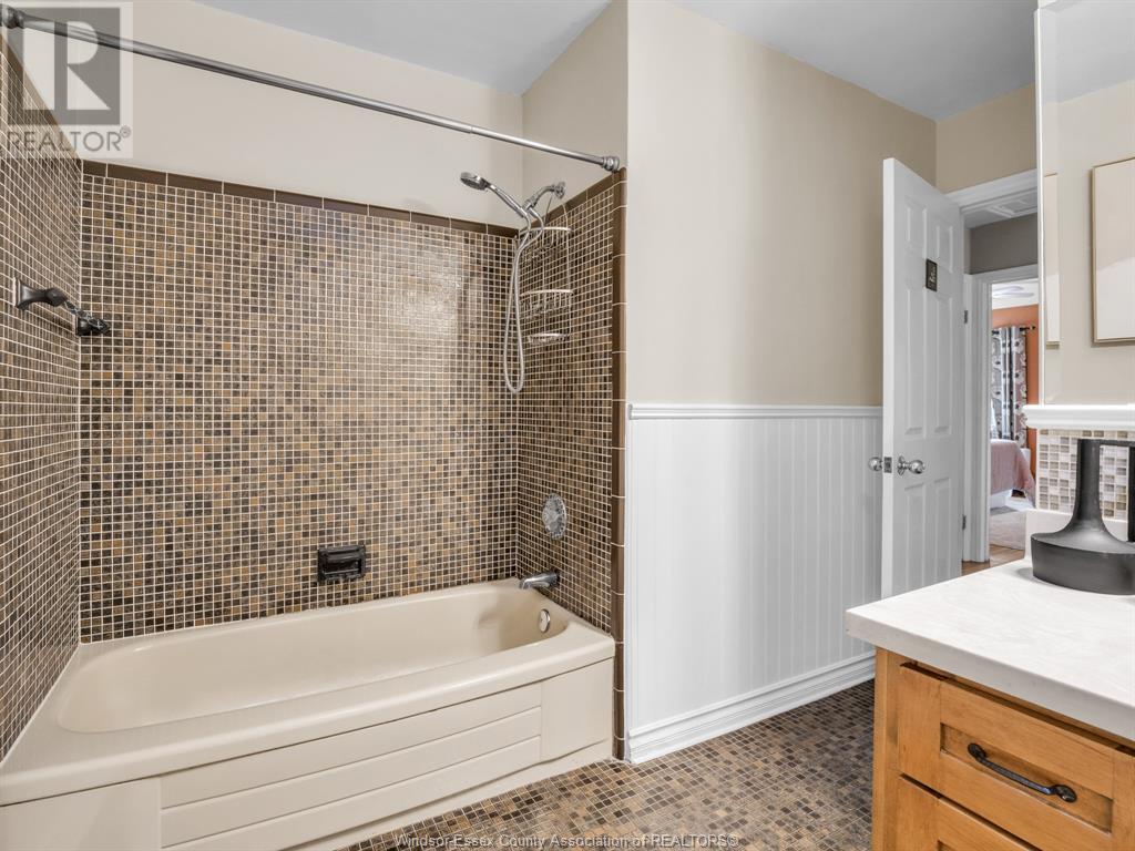 Photo 20 of 30 Cabana Road East, Windsor ON