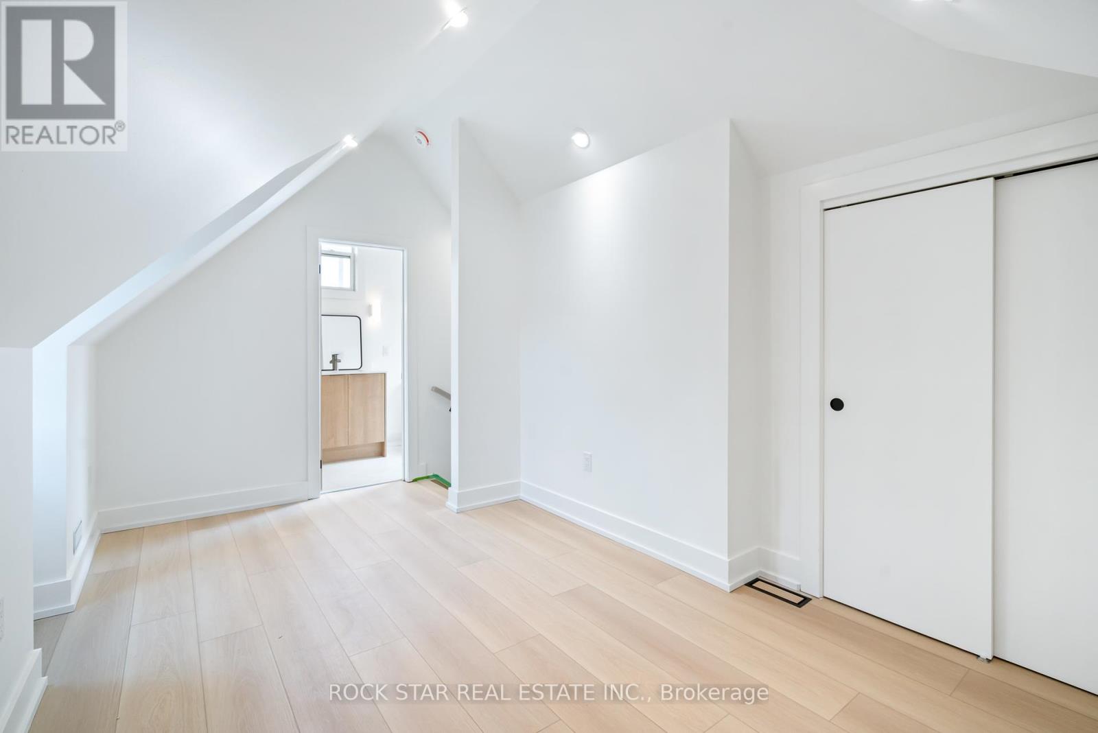 Photo 2 of 42 Ray Street S, Hamilton ON