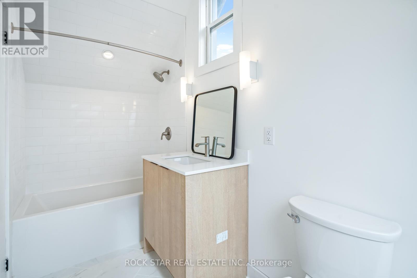 Photo 8 of 42 Ray Street S, Hamilton ON