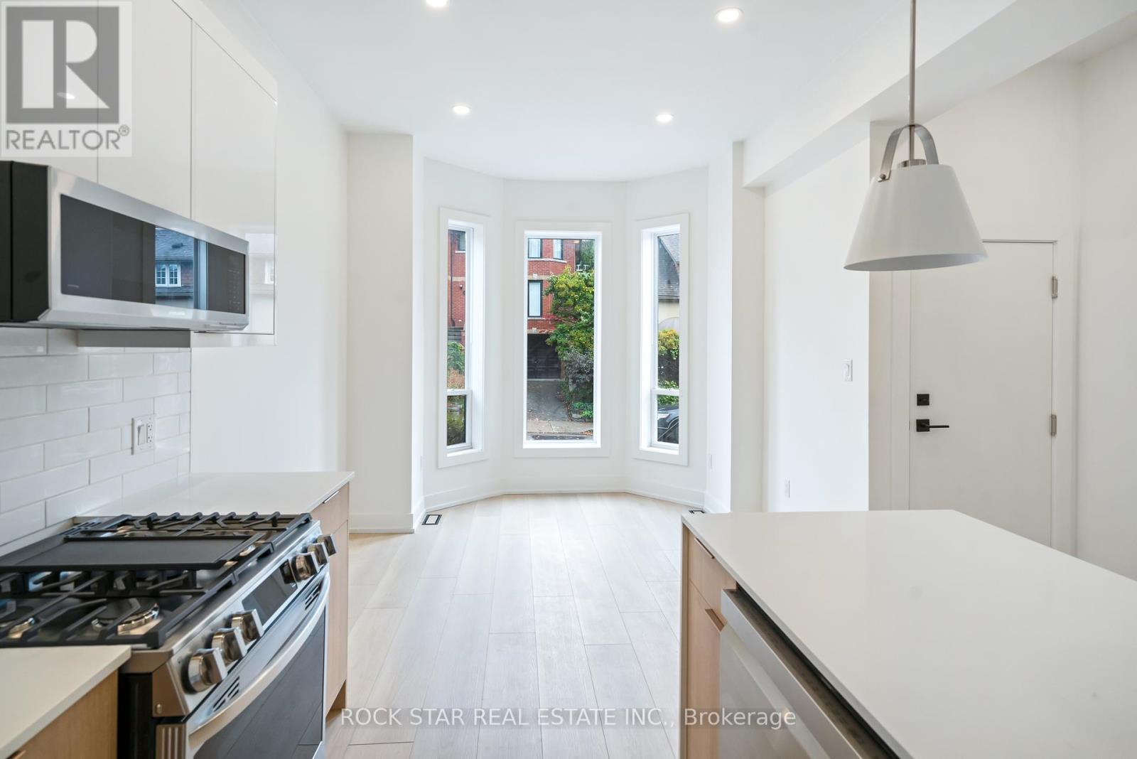 Photo 3 of 42 Ray Street S, Hamilton ON