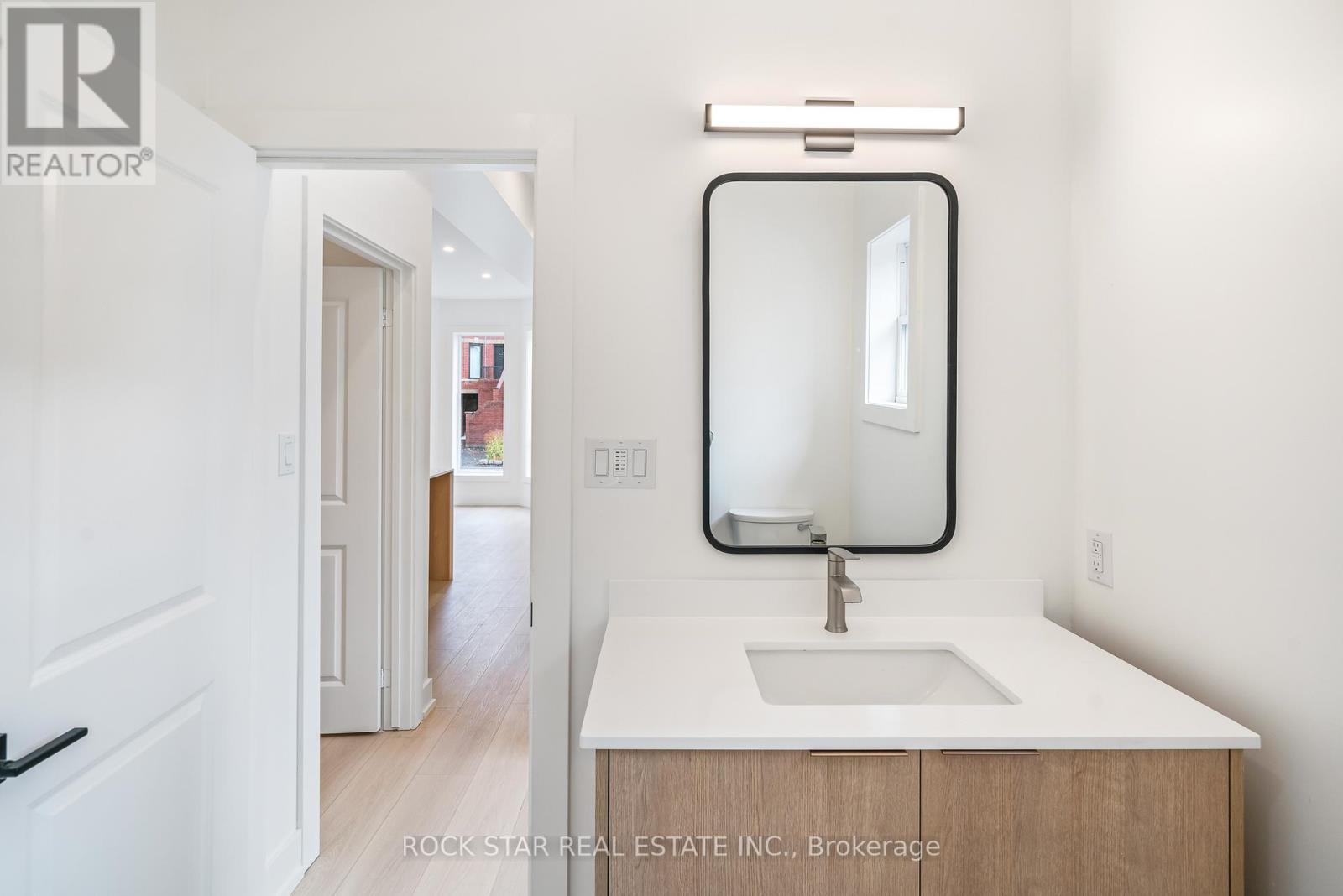 Photo 11 of 42 Ray Street S, Hamilton ON