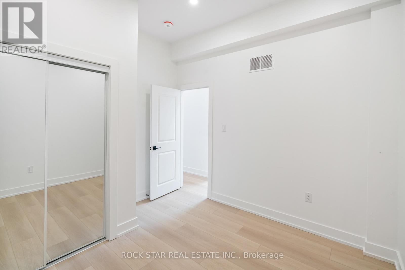 Photo 10 of 42 Ray Street S, Hamilton ON