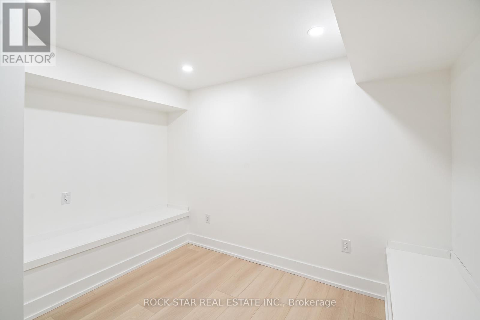 Photo 35 of 42 Ray Street S, Hamilton ON