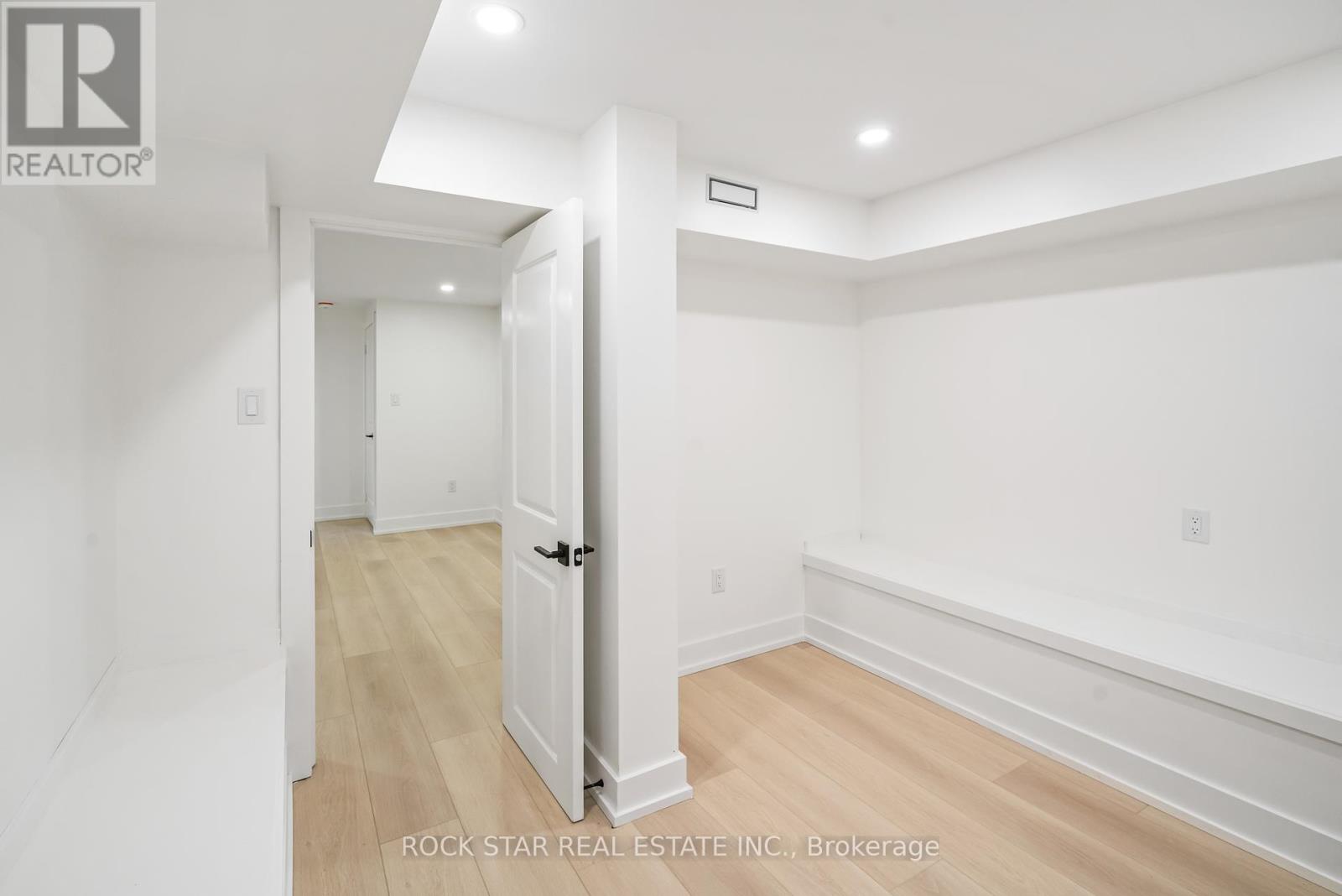 Photo 24 of 42 Ray Street S, Hamilton ON
