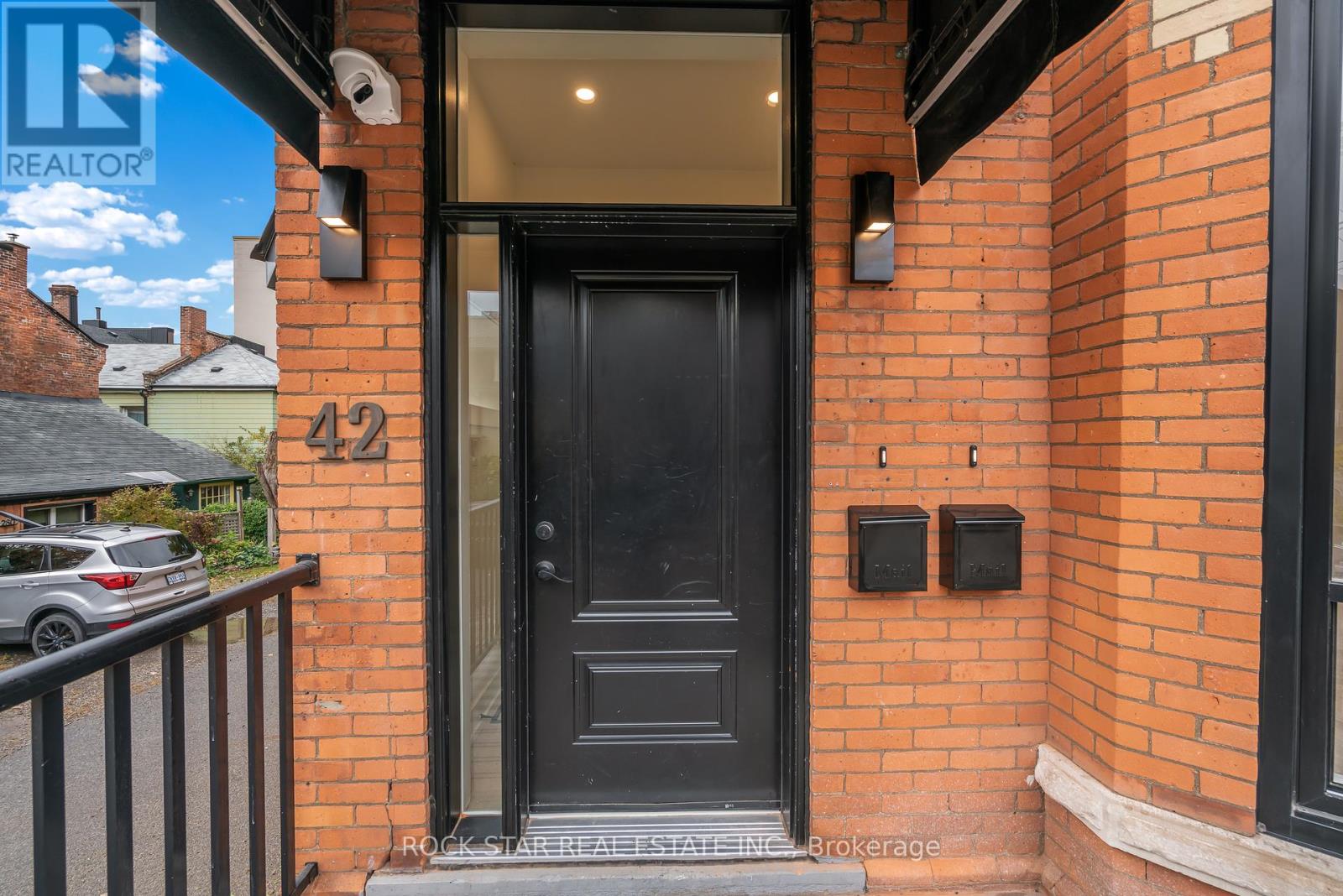 Photo 27 of 42 Ray Street S, Hamilton ON