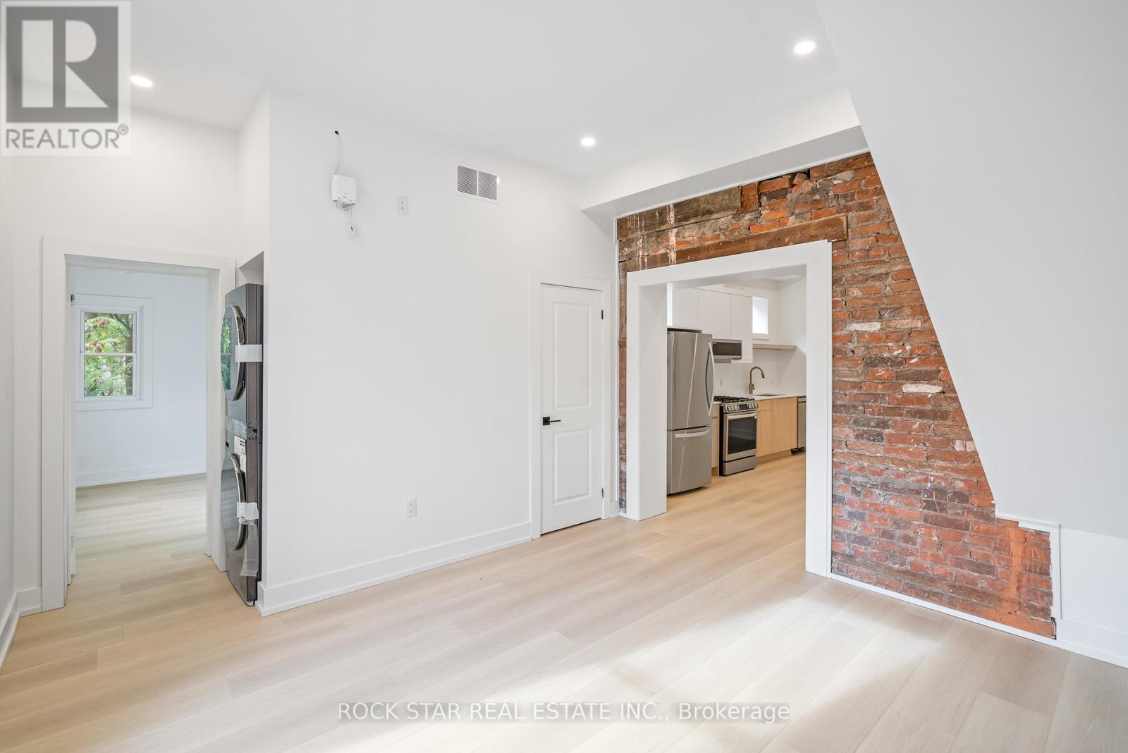 Photo 4 of 42 Ray Street S, Hamilton ON
