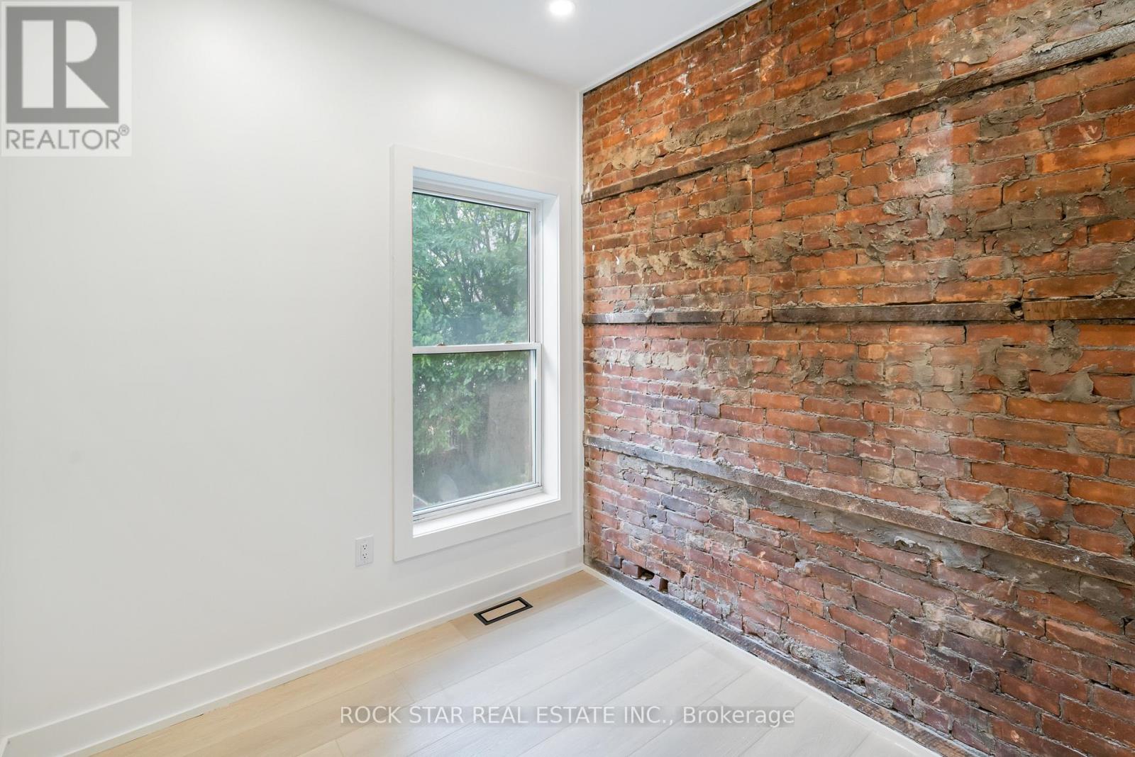 Photo 12 of 42 Ray Street S, Hamilton ON
