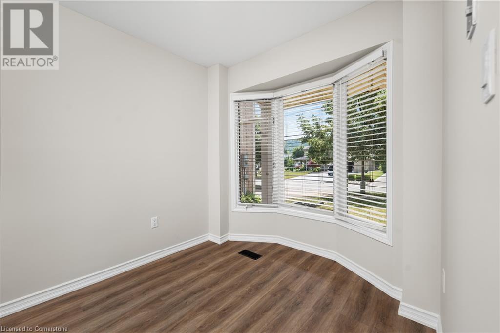 Photo 17 of 34 Merritt Crescent, Grimsby ON