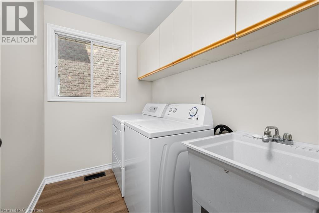 Photo 15 of 34 Merritt Crescent, Grimsby ON