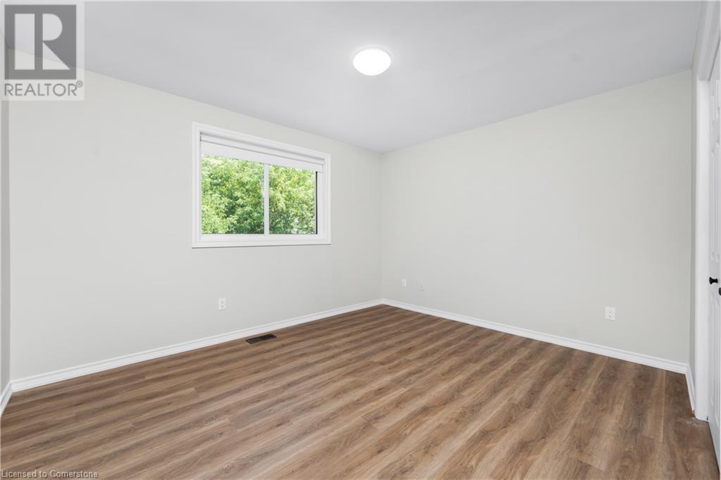 Photo 12 of 34 Merritt Crescent, Grimsby ON