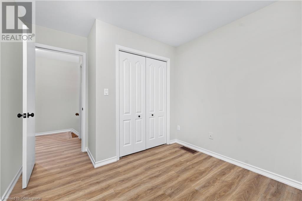 Photo 11 of 34 Merritt Crescent, Grimsby ON