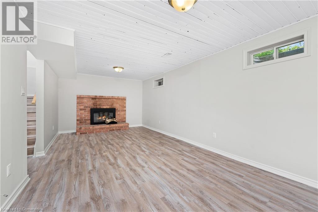 Photo 3 of 34 Merritt Crescent, Grimsby ON