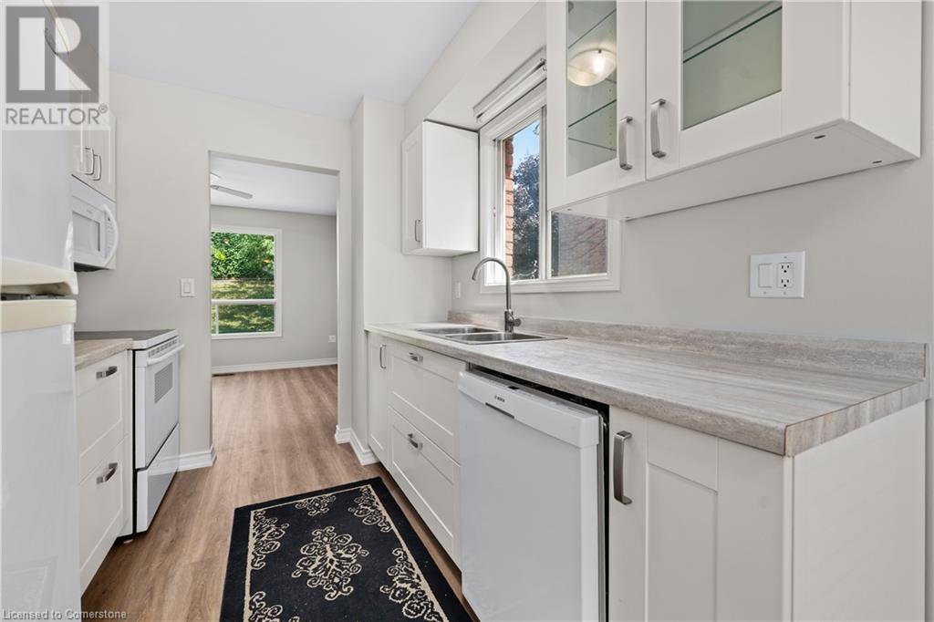 Photo 6 of 34 Merritt Crescent, Grimsby ON