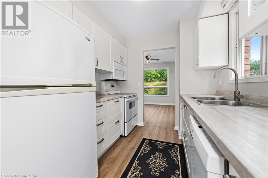 Photo 8 of 34 Merritt Crescent, Grimsby ON