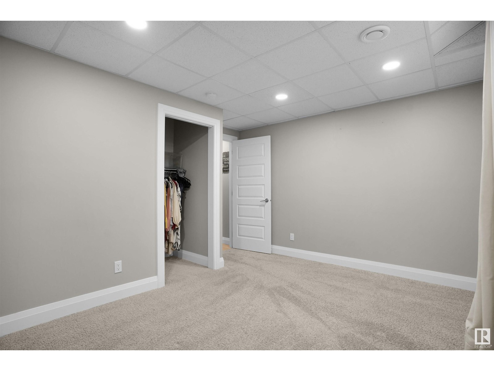Photo 10 of 20503 58 Av Nw, Edmonton AB