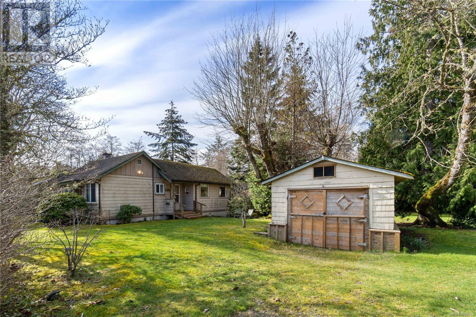 Photo 16 of 6100 Island Hwy W, Qualicum Beach BC