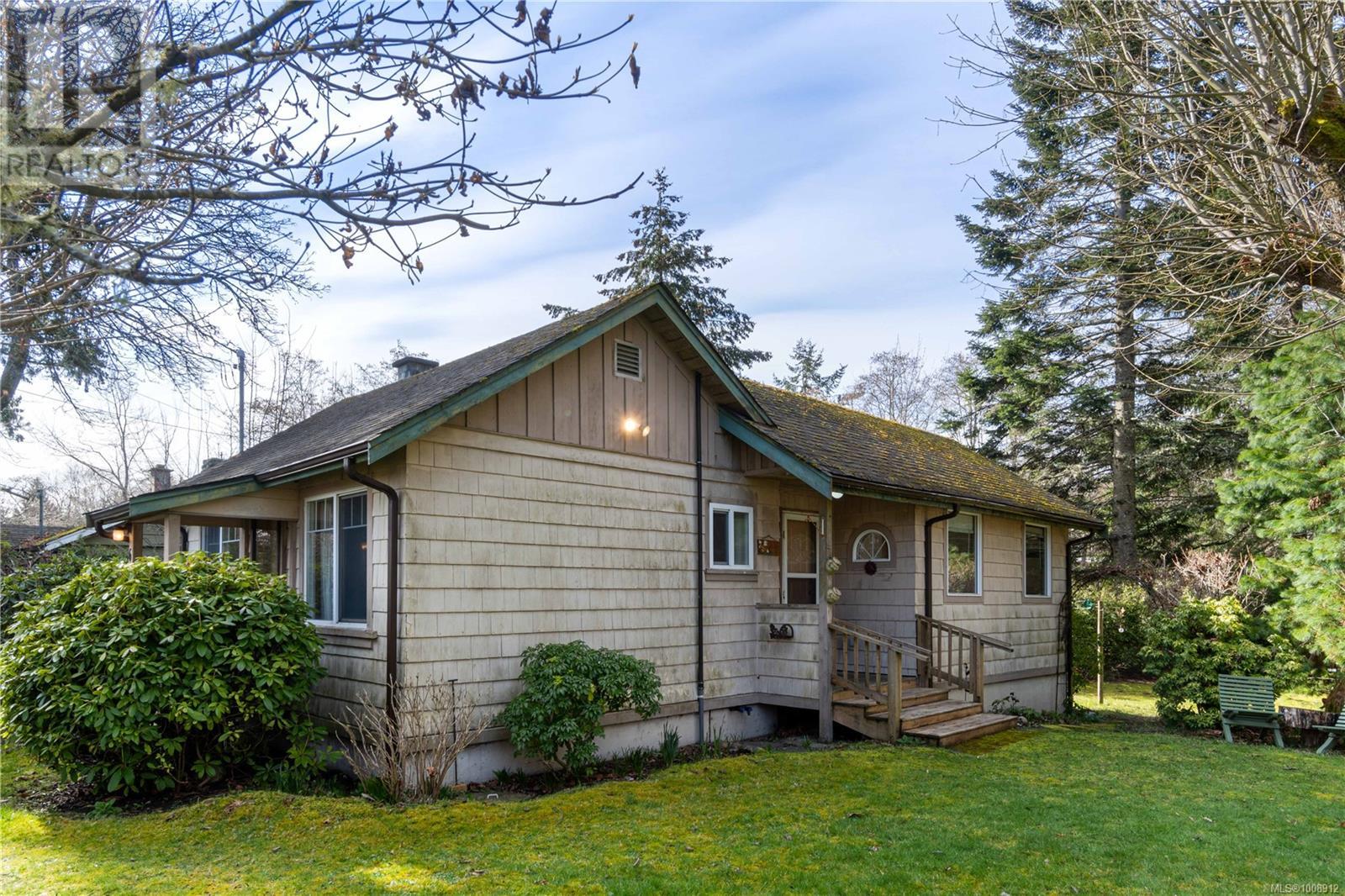 Photo 14 of 6100 Island Hwy W, Qualicum Beach BC